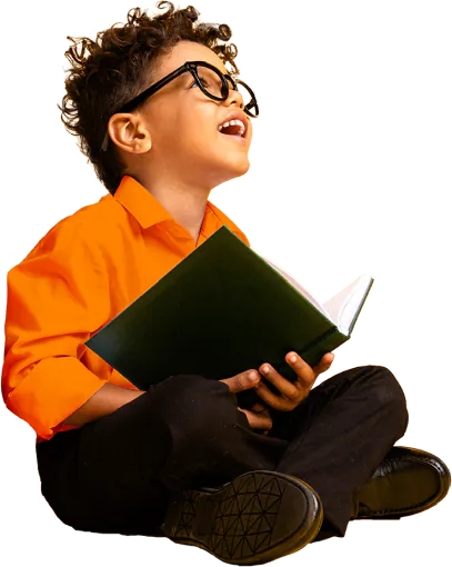 本を読みながら空を見上げる少年